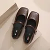 Sapatos Femininos Retrô Quadrados de Salto Baixo 2026 Novo Modelo, Adequados para Saias, Sapatos Suaves para Noite, Sapatos Mary Jane de Couro Planos e Macios