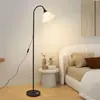 Lámpara de pie moderna minimalista color crema para mesita de noche, lámpara decorativa estilo nórdico para sala de estar, lámpara de pie para dormitorio, lámpara para sofá, lámpara de mesa ambiental con temática floral
