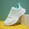 Novos sapatos femininos de primavera e verão, sapatos esportivos de malha respiráveis, tênis de corrida antiderrapantes, salto baixo, sola macia, leves e confortáveis, sapatos casuais