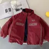 Casaco de inverno para meninos, forrado com fleece e espesso, novo estilo 2026, gola alta com zíper, moderno e versátil, peça de cima da moda para bebês