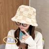 Gorro de pescador de piel de conejo para niños, estilo japonés, con diseño de tablero de ajedrez y bloques de color, para otoño e invierno, grueso y cálido, de felpa pequeña.