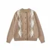 Suéter Tricot Yidao Vintage 2026 Outono Novo Estilo Americano Argyle para Homens com Design Retrô e Fechamento por Botões
