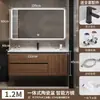 Tocador de baño de color nogal con lavabo, una combinación de estilo chino y un lavabo cerámico integrado para lavarse las manos y la cara