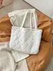 Bolso tote acolchado geométrico, con un diseño elegante y relajado, perfecto para viajar, con gran capacidad y correa de hombro versátil y portátil