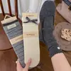 Nuevos calcetines a rayas de bloques de color para otoño e invierno para mujer, con un ribete de encaje verde café, calcetines sin costuras versátiles y modernos de estilo japonés hasta la mitad de la pantorrilla.