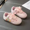 Zapatos Casuales de Moda Versátiles para Niñas 2026 Nuevas Llegadas Primavera/Verano Decoración de Flores Infantiles Zapatos de Entrenamiento Alemanes para Niñas Zapatos de Suela Suave para Niñas