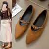 Sapatos baixos retro de camurça com bico fino para mulheres, novo estilo outono 2026, franceses de sola macia, confortáveis para usar o dia todo, sapatos pretos para o trabalho