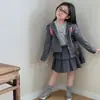 Conjunto para Meninas 2026 Primavera e Outono Novo Estilo Blazer Estilo Academia, Camiseta Básica, Saia Plissada Conjunto de Três Peças Tendência