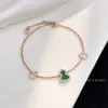 Colar V Gold Edição Artesanal Fina Cabaceira Qilin Wulu Tamanho Médio Madrepérola Branca Ágata Vermelha Banhado a Ouro Rosa 18K Gravação de Precisão CNC