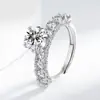 Transmisión en Vivo de Moda Europea y Americana Lujo Artesanía Fina Anillo de Imitación de Diamante Moissanita Completamente Incrustado en Diamantes Base de Cobre Anillo Chapado en Plata Anillo de Fila Joyería para Mujer