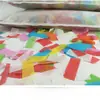 Atrezzo de rasgar papel ignífugo almohada barra de rasgar almohada color de guerra mano blanca atmósfera de violencia almohada de violencia con plumas