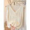 Chaleco de punto hueco color blanco roto con cuello en V, estilo suave, sin mangas, diseño versátil, top tipo cárdigan abotonado para mujer
