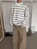 Suéter de malha pulôver listrado em preto e branco com design exclusivo para homens, outono e inverno, gola redonda, caimento relaxado, peça de malha versátil