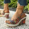 Sandalias Amazon estilo étnico 2026 con suelas gruesas, diseño floral de punta abierta, moda europea y americana, tacón de cuña, comercio exterior transfronterizo, talla grande
