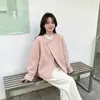 Nuevo abrigo corto de lana para otoño e invierno para personas petite, elegante y rejuvenecedor, en color rosa, con un diseño moderno, corte holgado y efecto adelgazante