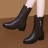 Botas de cuero suave de media pantorrilla para madres de mediana edad, botas de cuero para mujer, botines de cuero suave, botas de felpa de invierno, nuevos zapatos de cuero de invierno 2026 para mujer