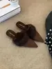 Sapatos casuais femininos Baotou, novo estilo 2026, de salto baixo, bico fino estilo francês, mules peludas