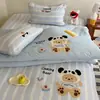 Lindo Set de Funda de Cama Bordada con Toalla Nairi de Lunares para Nieve, Juego de Cuatro Piezas, Funda de Edredón de una Pieza, Juego de Cama de Tres Piezas