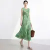 Vestido de verano línea principal Miyake para mujer, elegante estilo vacacional estampado, corte holgado, favorecedor de la figura, con caída, elegante vestido midi plisado