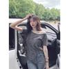 Playera Asimétrica con Abertura para Chica Americana Sexy para Mujer Verano 2025 Nueva Nicho Versátil Deshilachada Look Adelgazante Top de Manga Corta
