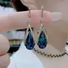 Aretes Elegantes de Cristal Azul con Pedrería Microincrustada de Lujo Ligero Otoño e Invierno Nueva Moda Moda Aretes que Reducen la Edad Aretes Explosivos