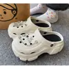 Zuecos de diseño floral con suela gruesa para mujer, sandalias de punta cerrada, nuevas de moda de verano antideslizantes 2026 estilo playa con aumento de altura