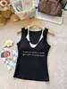 Nuevo diseño de bloques de color de verano, con un look de dos piezas falso, cuello halter, detalles traseros elegantes, estampados de moda y una vibra juguetona y sexy con hombros anchos