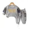 Ropa Nueva de Primavera y Otoño para Niños 2026, Conjunto Elegante de Dos Piezas con Sudadera, Ropa Fresca de Manga Larga para Primavera y Otoño, Moda al por Mayor