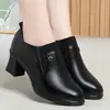 Sapatos femininos estilo britânico de couro robusto com salto médio, novidade verão 2026, versáteis, sola macia, confortáveis, modernos, sapatos para mães