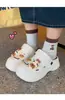 2026 Nuevos Zuecos de EVA con Suela Gruesa para Mujer con Linda Decoración de Gato de Dibujos Animados, Zapatos de Jardín de Uso Bidireccional, Venta al por Mayor de Fábrica