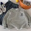Camisa Base Bangcheng para Meninos 2026 Inverno Novo Estilo Infantil Listrada Modelagem Solta Versátil Top Camada Interna Quente para Bebê Tendência