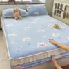 Falda de cama de terciopelo de leche Clase A Pieza única Manta de cama de vellón de coral Cubierta de cama engrosada Sábana de franela con encaje Bordes volantes Envoltura de cama acolchada