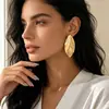 Pendientes de marquise martillados transfronterizos, pendientes de botón de metal martillado irregular tridimensional para mujer, venta directa del fabricante de Qingdao