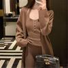 Conjunto de Três Peças Outono/Inverno 2026 Feminino: Cardigan Tricotado de Comprimento Médio com Camiseta Justa e Calça Casual de Tricô Wide Leg