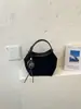 A mais recente bolsa de mão retrô, moderna e estilosa para mulheres, é um item quente no mercado internacional.. É uma bolsa tipo balde de grande capacidade que pode ser carregada como bolsa de ombro ou bolsa transversal, e é versátil o suficiente para combinar com qualquer roupa.