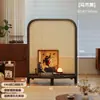 Biombo vintage de madera maciza cuidadosamente seleccionado para la sala de estar, con tejido de ratán como división para la entrada, diseñado para cubrir la puerta directamente frente a la entrada, y un nuevo estante de almacenamiento de estilo retro