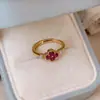 "Dorado Claro Rojo Suerte" Anillo Abierto de Flor con Circonita Bañado en Oro Genuino, Anillo de Dedo Índice de Lujo Ligero de Gama Alta, Joyería Vintage