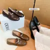 Sapatos Loafers Versáteis de Couro Lavado com Fivela Vintage e Cavalo, Sola Reta