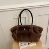 Bolsa tote peluda de outono e inverno para mulheres, grande capacidade, novo estilo 2026, versátil, casual, adequada para o trabalho e o trajeto, com um visual sofisticado, bolsa de ombro