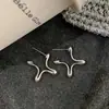 Pendientes geométricos únicos de estrella de cuatro puntas estilo coreano para mujer, diseño de nicho, broqueles únicos, estilo minimalista, pendientes versátiles y elegantes