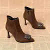 Botas de Cano Curto de Camurça Apontadas com Salto Alto e Strass, Estilo Francês, para Primavera e Outono de 2026, Sapatos Versáteis de Moda para o Dia a Dia com Elevação Interna de Altura para Mulheres