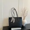 2026 Nova Bolsa Tote com Padrão Trançado para Mulheres com Decoração de Lenço de Seda, Bolsa de Ombro PU de Grande Capacidade para o Dia a Dia para Mulheres, Atacado