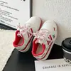 Tênis Esportivos da Moda para Meninas, Nova Coleção Primavera 2026, Versão Coreana Desenho Animado Princesa Sapatos Brancos, Venda por Atacado de Calçados Infantis