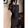Un conjunto de dos piezas súper elegante y acogedor para el invierno, que presenta un suéter holgado, moderno y suave y una falda midi.