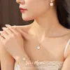 Aretes y Collar de Flor de Circonia Bañados en Oro Real, Cadena para Clavícula de Lujo Ligero y Nicho, Juego de Joyería Simple y Dulce de Gama Alta