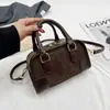 Bolsa Boston para Mulheres 2026 Novo Modelo Versátil para o Dia a Dia Bolsa de Bowling Bolsa Transversal Ombro Único Bolsa Transversal de Nicho