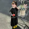 Conjunto de Roupa Outono para Meninas Fofo Colete de Menina Pequena Conjunto de Três Peças 2026 Nova Moda Casual para Crianças na Primavera e Outono