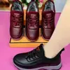 Sapatos de Algodão Grossos de Inverno Femininos Meia-idade e Idosos Mais Veludo Sapatos de Mãe Sola Macia Antiderrapante Sapatos de Vovó Impermeáveis Quentes Sapatos de Algodão para Idosos