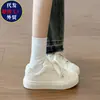 Zapatillas blancas de moda para mujer, versátiles para looks casuales y deportivos, nueva colección otoño 2026, diseño elegante y atractivo