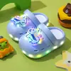 Nuevos y lindos zuecos de dibujos animados de helicóptero con suelas suaves e luces para niños, zapatillas versátiles ligeras de EVA para exteriores